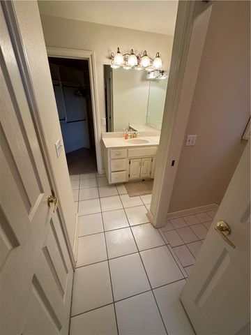 82 E Cydnee Street, Fayetteville, AR 72703