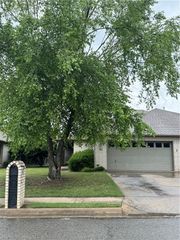 82 E Cydnee Street, Fayetteville, AR 72703