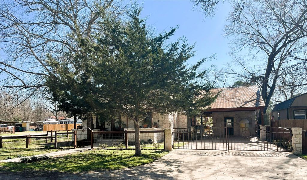 401 San Jacinto ST, Smithville, TX 78957