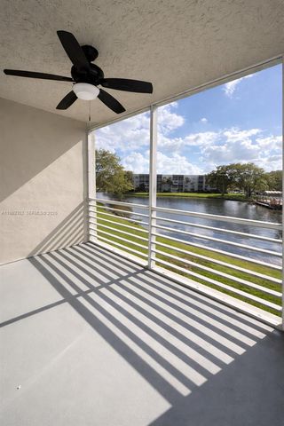 9330 Lagoon Pl 201, Davie, FL 33324