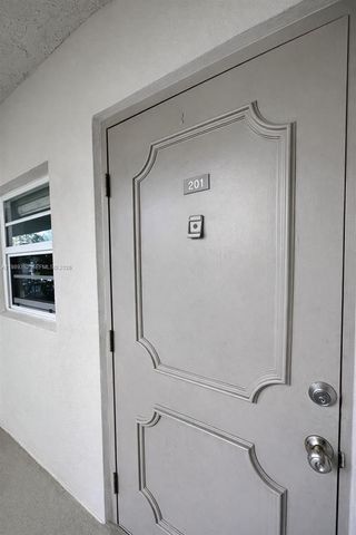 9330 Lagoon Pl 201, Davie, FL 33324