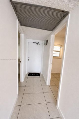 9330 Lagoon Pl 201, Davie, FL 33324