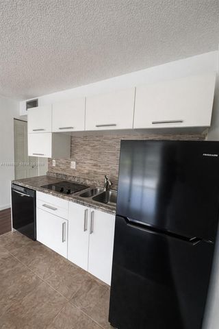 9330 Lagoon Pl 201, Davie, FL 33324