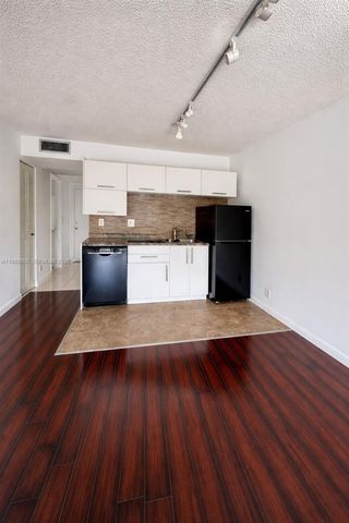 9330 Lagoon Pl 201, Davie, FL 33324