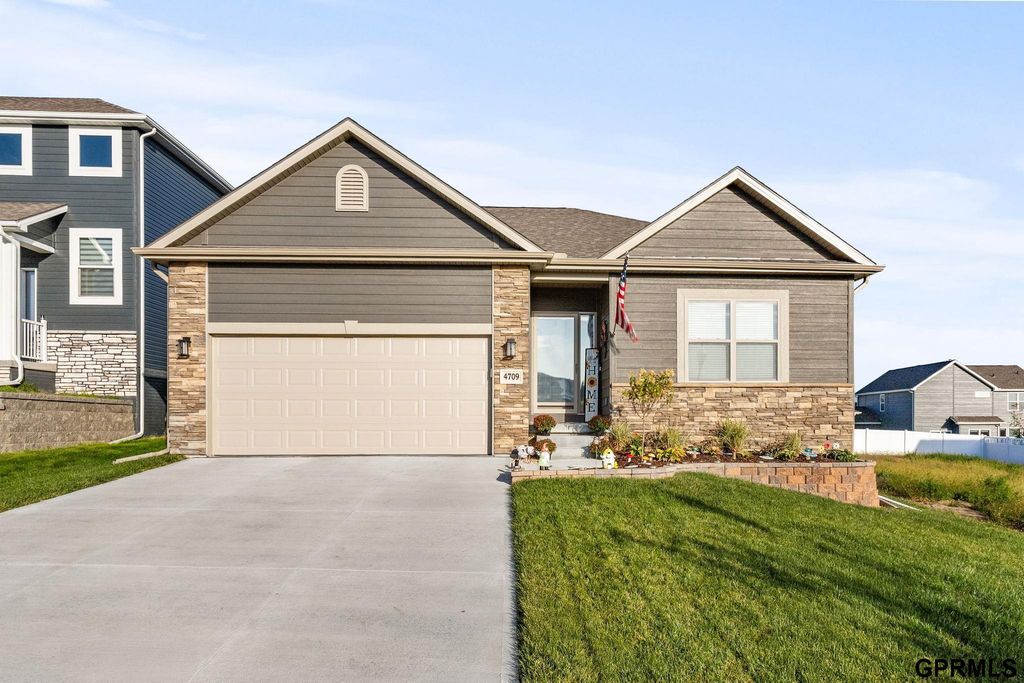 4709 Kestrel Parkway, Elkhorn, NE 68022