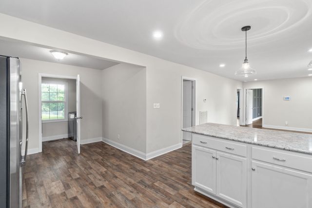 370 Rossview Rd, Clarksville, TN 37043