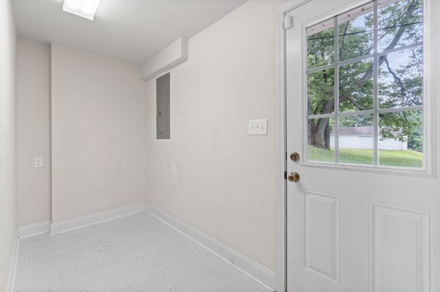 370 Rossview Rd, Clarksville, TN 37043