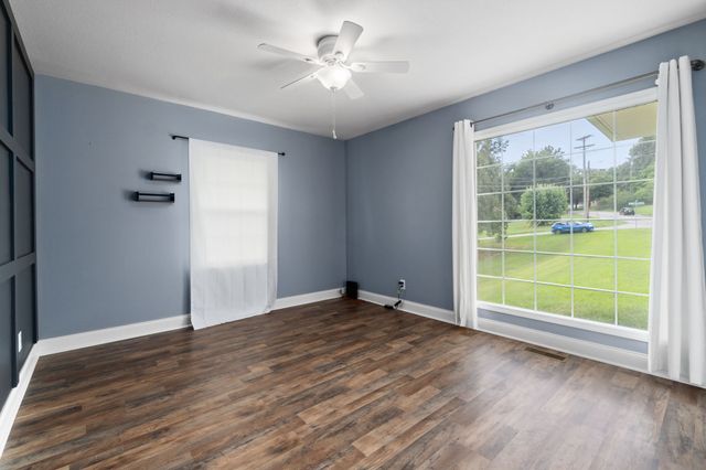 370 Rossview Rd, Clarksville, TN 37043