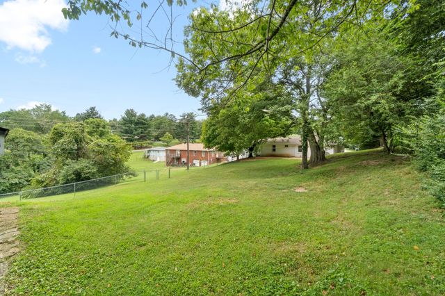 370 Rossview Rd, Clarksville, TN 37043