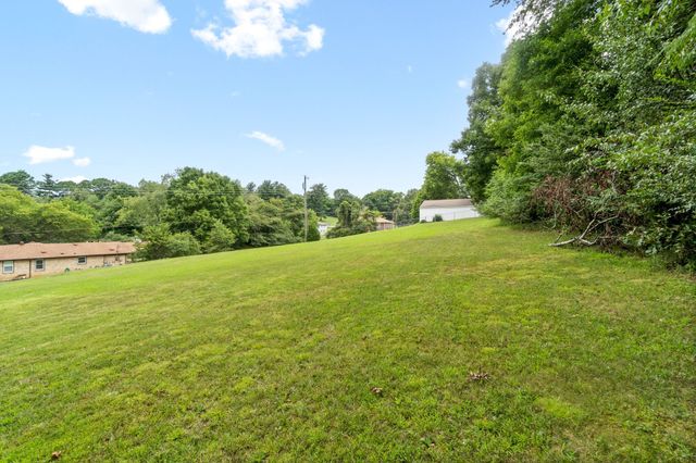 370 Rossview Rd, Clarksville, TN 37043