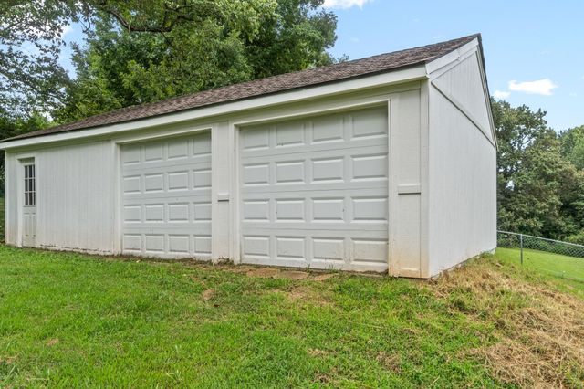 370 Rossview Rd, Clarksville, TN 37043