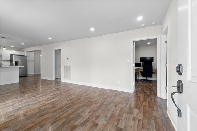 370 Rossview Rd, Clarksville, TN 37043