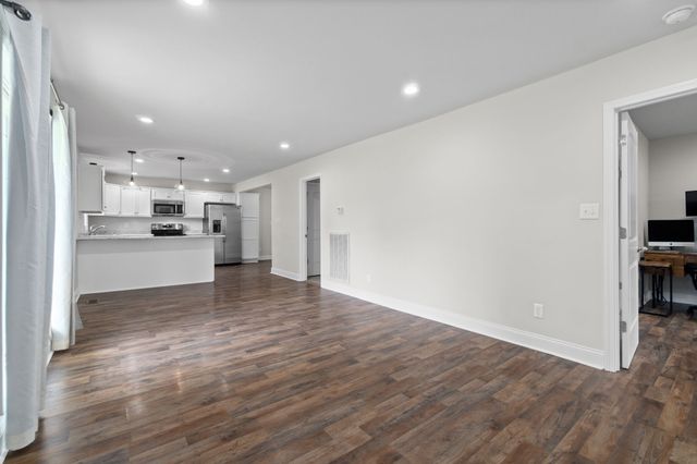 370 Rossview Rd, Clarksville, TN 37043