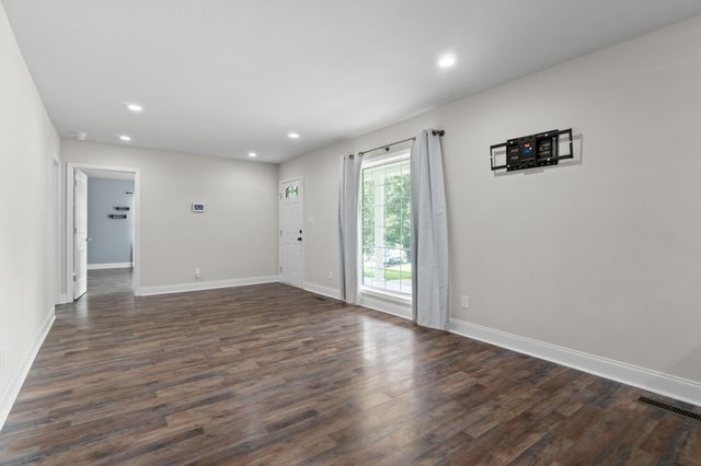 370 Rossview Rd, Clarksville, TN 37043