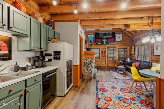727 Golf View Blvd, Pigeon Forge, TN 37863