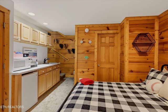 727 Golf View Blvd, Pigeon Forge, TN 37863
