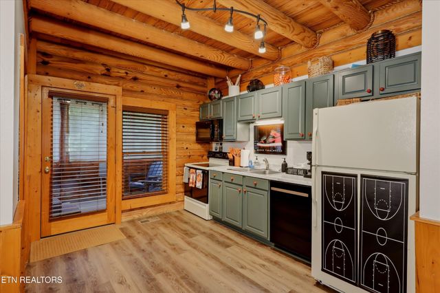 727 Golf View Blvd, Pigeon Forge, TN 37863