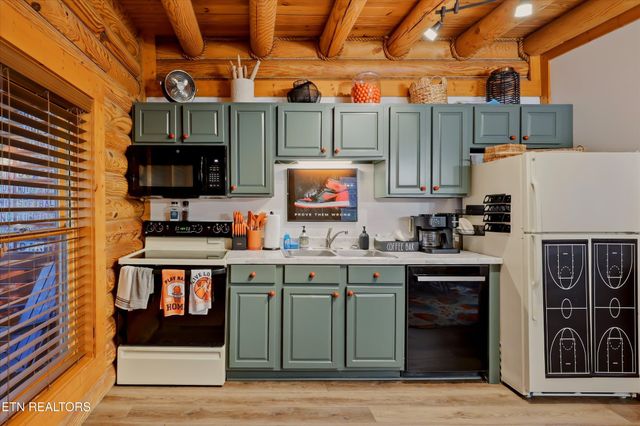 727 Golf View Blvd, Pigeon Forge, TN 37863