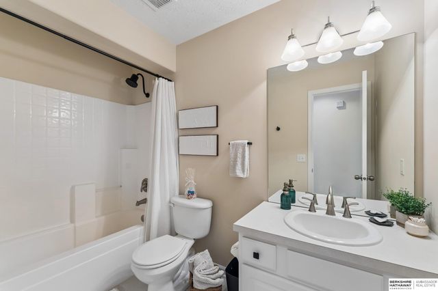 5913 N 146 Avenue, Omaha, NE 68116