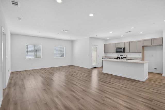 8825 Stratham Way, Elk Grove, CA 95758