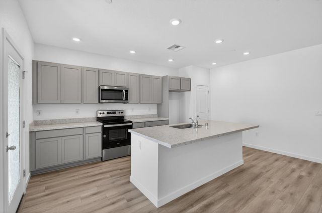 8825 Stratham Way, Elk Grove, CA 95758