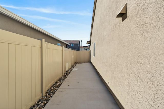 8825 Stratham Way, Elk Grove, CA 95758