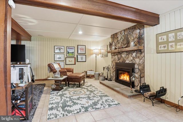 402 WALKER ST SW, Vienna, VA 22180