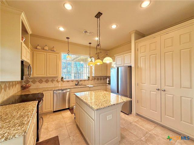 98 Price Road, Victoria, TX 77905