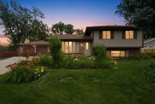 127 Barrett Lane, Schaumburg, IL 60193