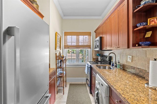 2117 W DEKLE AVENUE D2, Tampa, FL 33606
