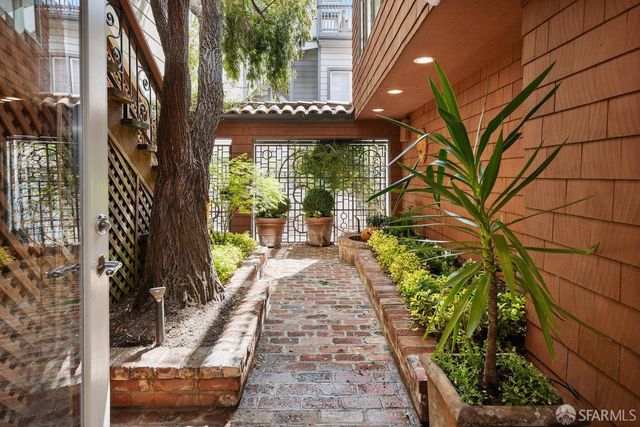 69 Telegraph Place, San Francisco, CA 94133