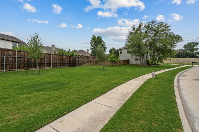 602 Sterling Drive, Benbrook, TX 76126
