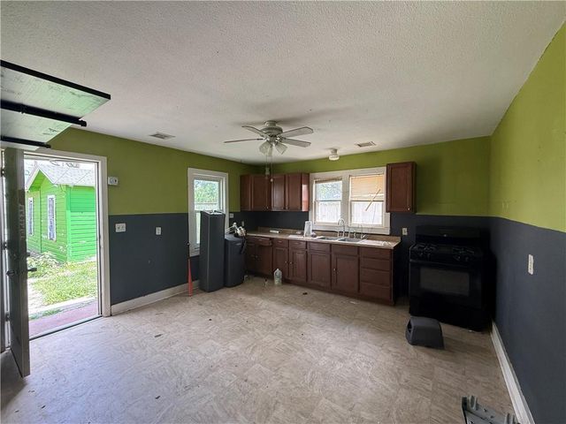 206 First Street, Garden City, KS 67846