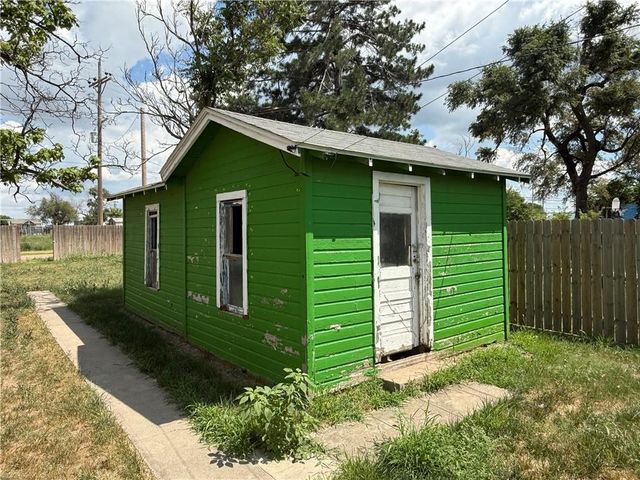 206 First Street, Garden City, KS 67846