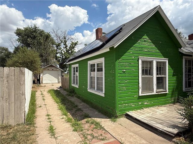 206 First Street, Garden City, KS 67846