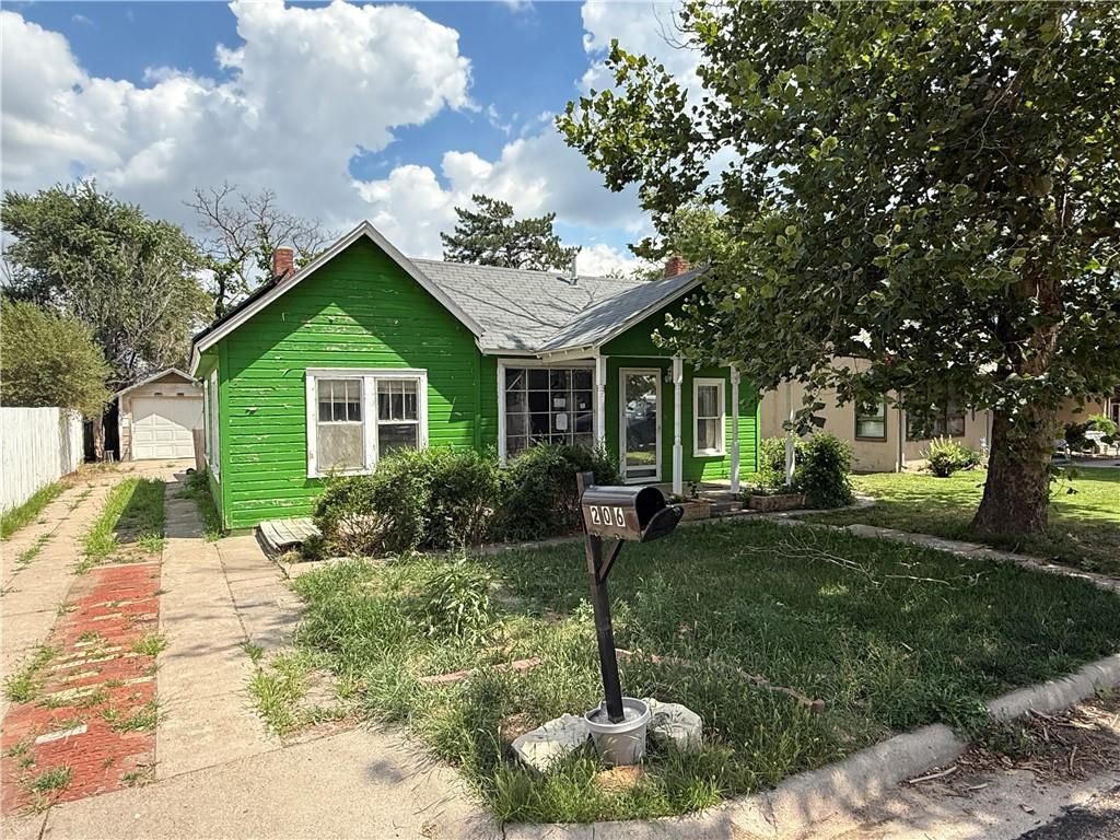206 First Street, Garden City, KS 67846