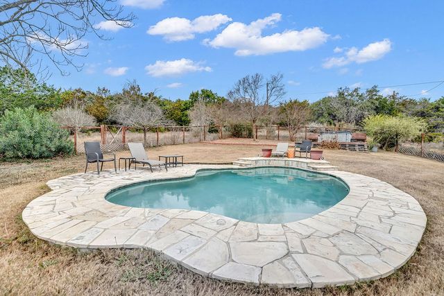 182 Shalako Dr, Kerrville, TX 78028