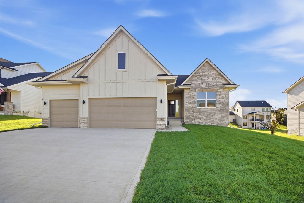 3220 NW Brookside Drive, Grimes, IA 50111