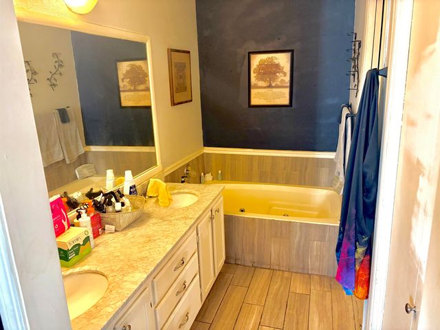 1206 S Stoneybrook Cir, Wichita, KS 67207