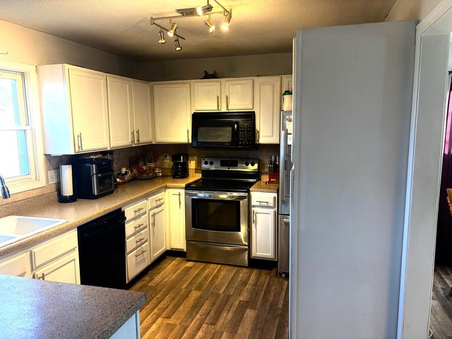 1206 S Stoneybrook Cir, Wichita, KS 67207