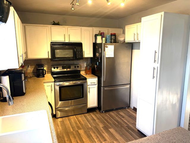 1206 S Stoneybrook Cir, Wichita, KS 67207