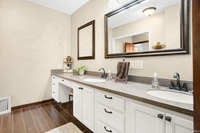 18342 State Line Road, South Bend, IN 46637