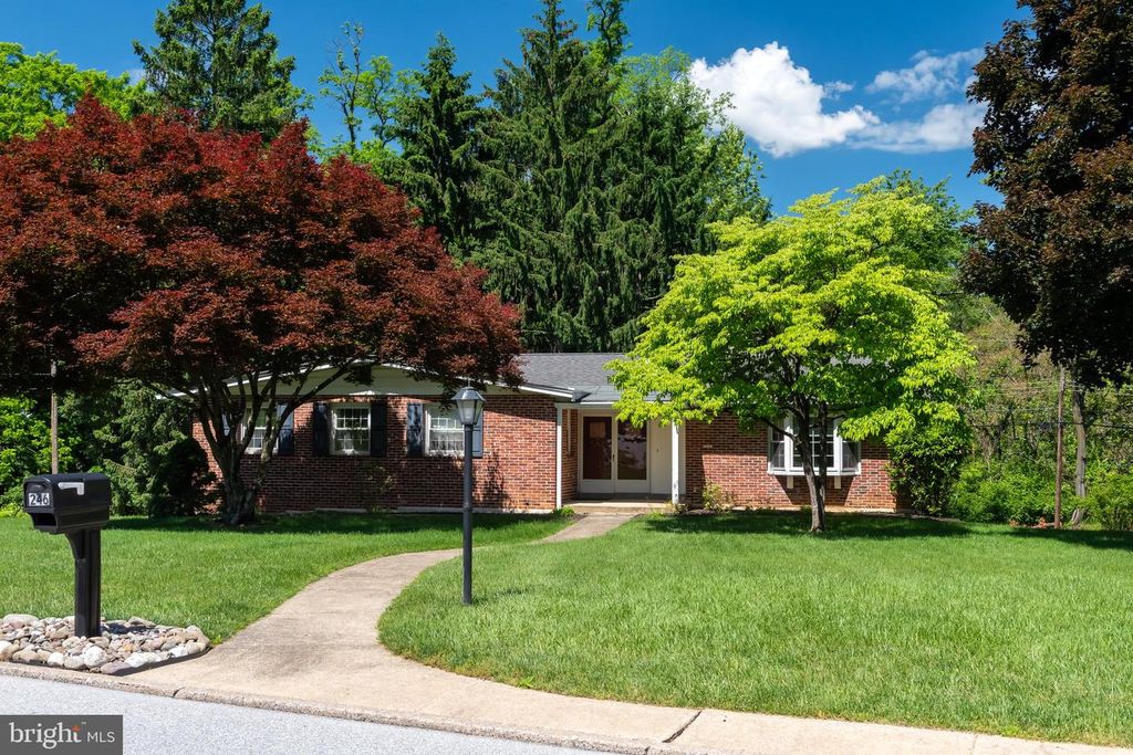 246 FRIENDSHIP DR, Paoli, PA 19301