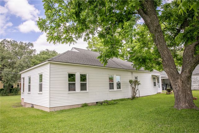 400 North Brazos Street, Burton, TX 77835