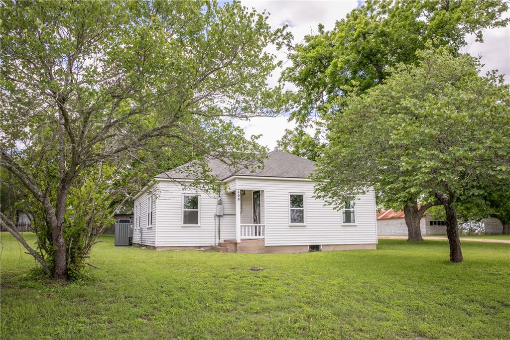 400 North Brazos Street, Burton, TX 77835