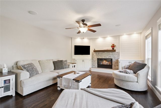 138 Autumn Woods Drive NW, Cedar Rapids, IA 52405