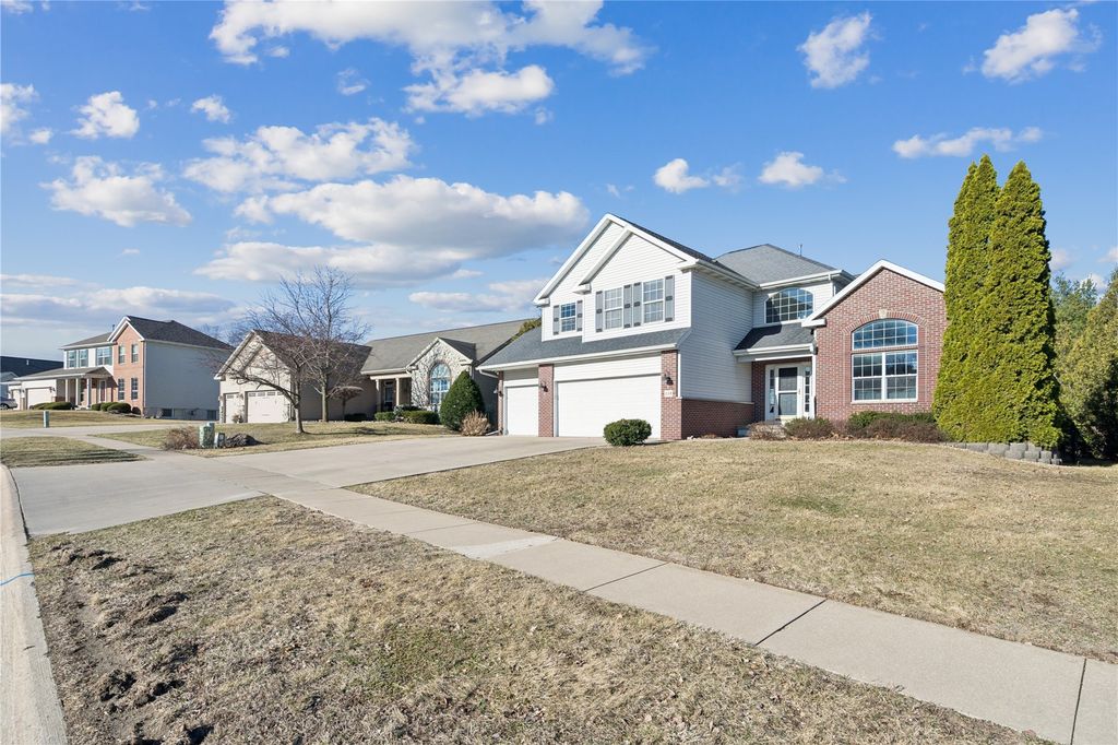 138 Autumn Woods Drive NW, Cedar Rapids, IA 52405