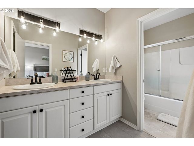 19365 VINCENT Dr, Oregon City, OR 97045