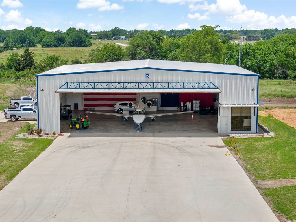 6700 Collier Drive Hangar 4, Paris, TX 75462
