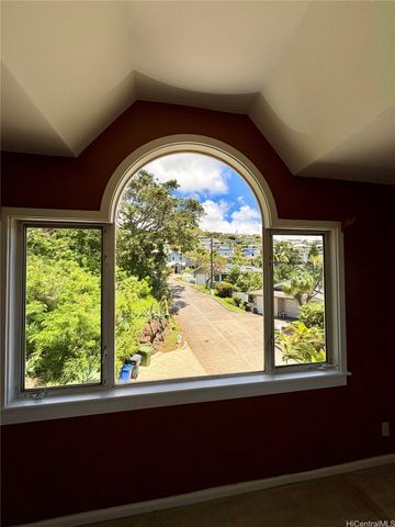 125 Maunalanikai Place, Honolulu, HI 96816